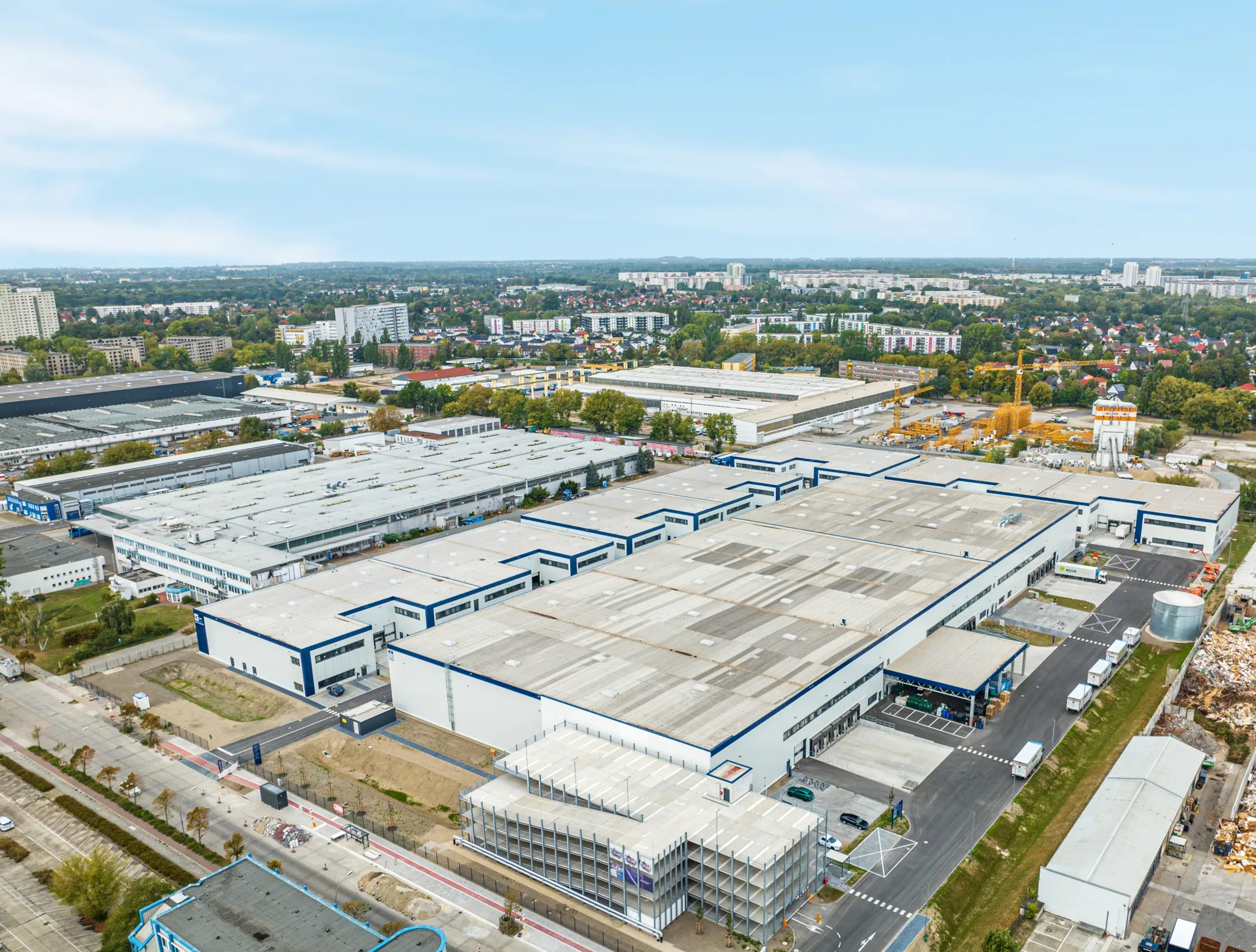 Luftaufnahme des „City Dock Gewerbepark Berlin Zentrum“ mit Fokus auf das erweiterte Messzentrum von CNC24