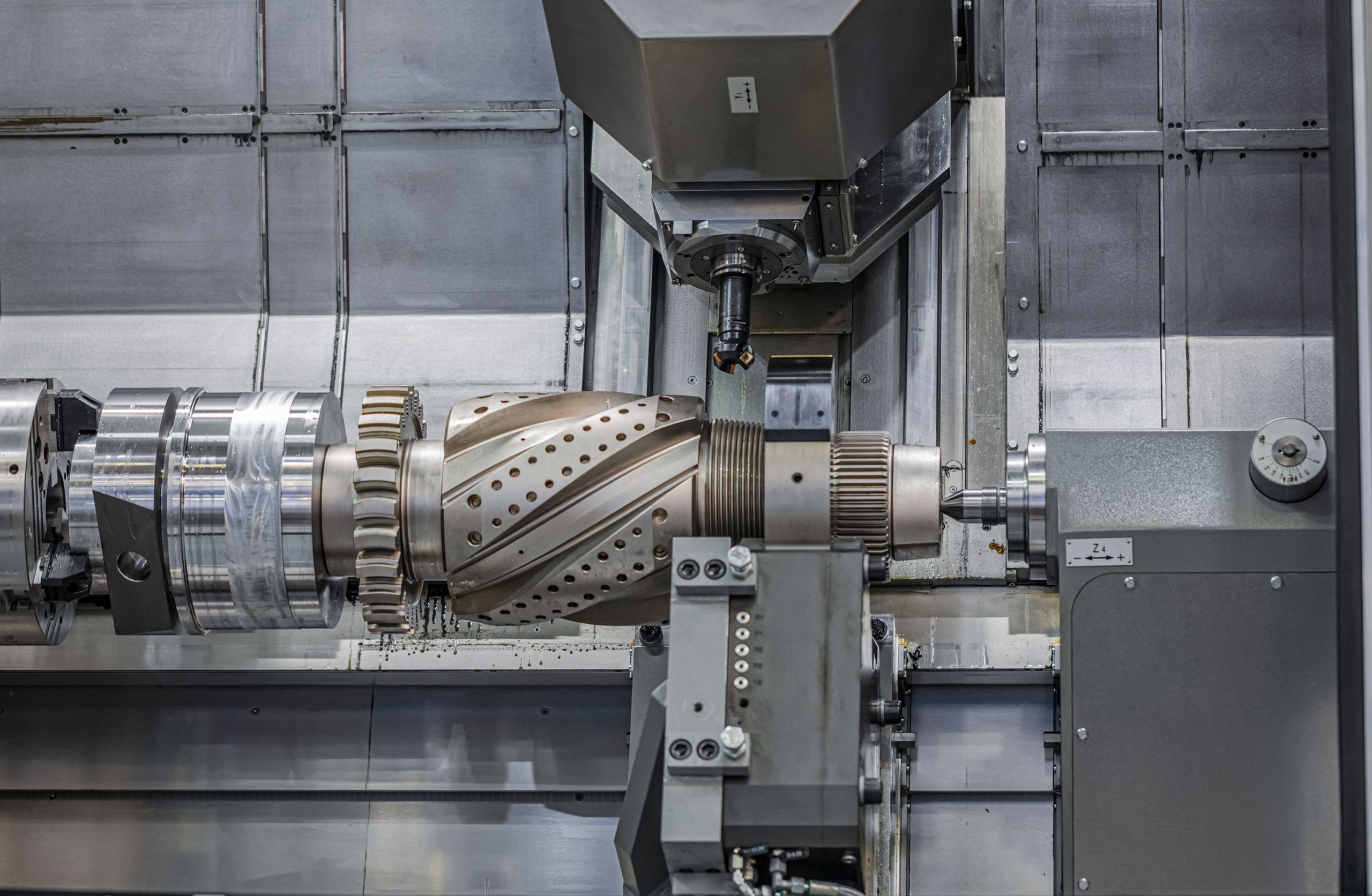 Moderne CNC-Drehmaschine bei der Metallbearbeitung: Präzises Fräsen und Schneiden eines Metallbauteils, geeignet für industrielle Fertigungsprozesse